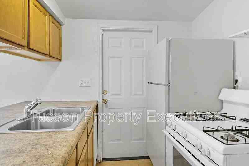 1662 N Beverly Ave - Photo 3 of 24