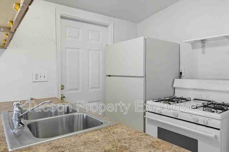 1662 N Beverly Ave - Photo 2 of 24