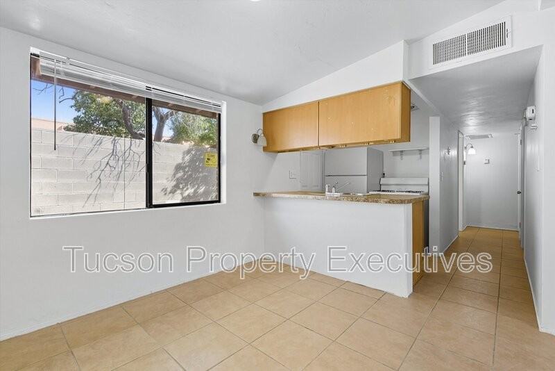 1662 N Beverly Ave - Photo 4 of 24
