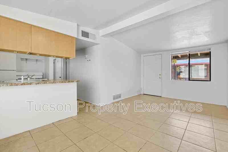 1662 N Beverly Ave - Photo 5 of 24