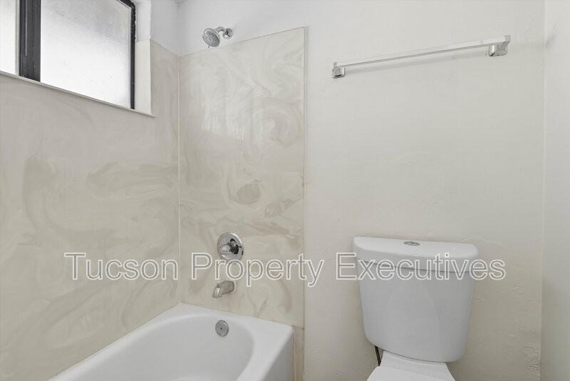 1662 N Beverly Ave - Photo 6 of 24