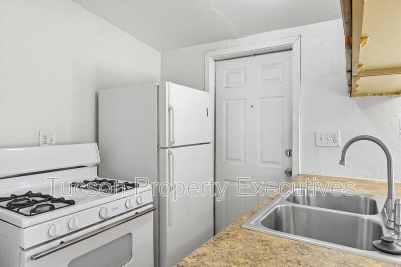 1638 N Beverly Ave - Photo 2 of 20