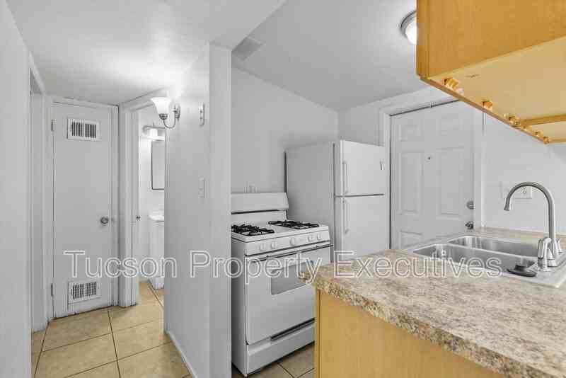 1638 N Beverly Ave - Photo 3 of 20