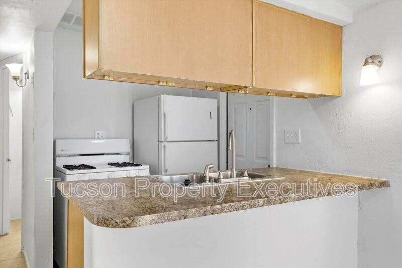 1638 N Beverly Ave - Photo 4 of 20