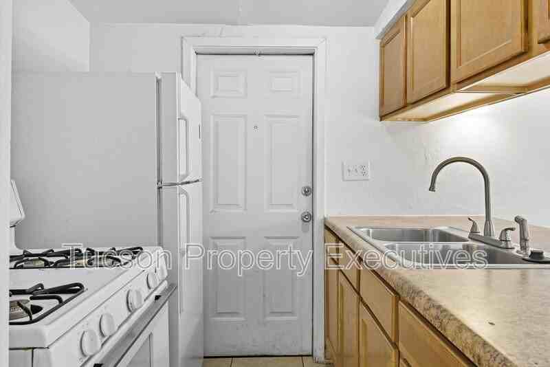 1638 N Beverly Ave - Photo 7 of 20