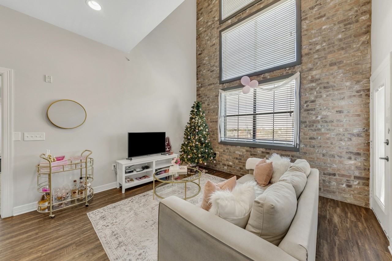 1026 Foster Avenue - Photo 5 of 22