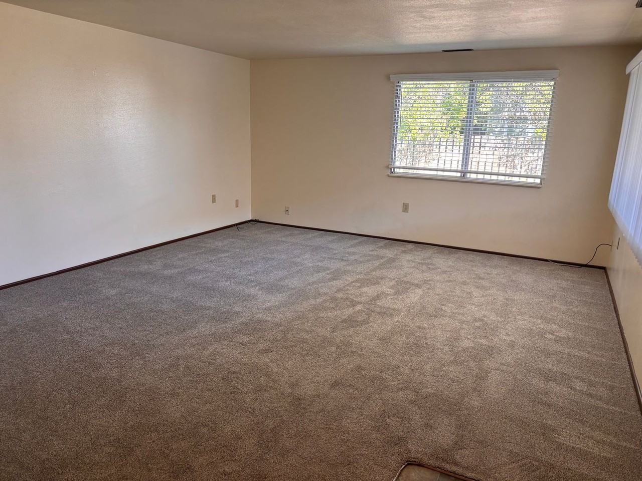 595 Nw Oak Ave - Photo 4 of 23