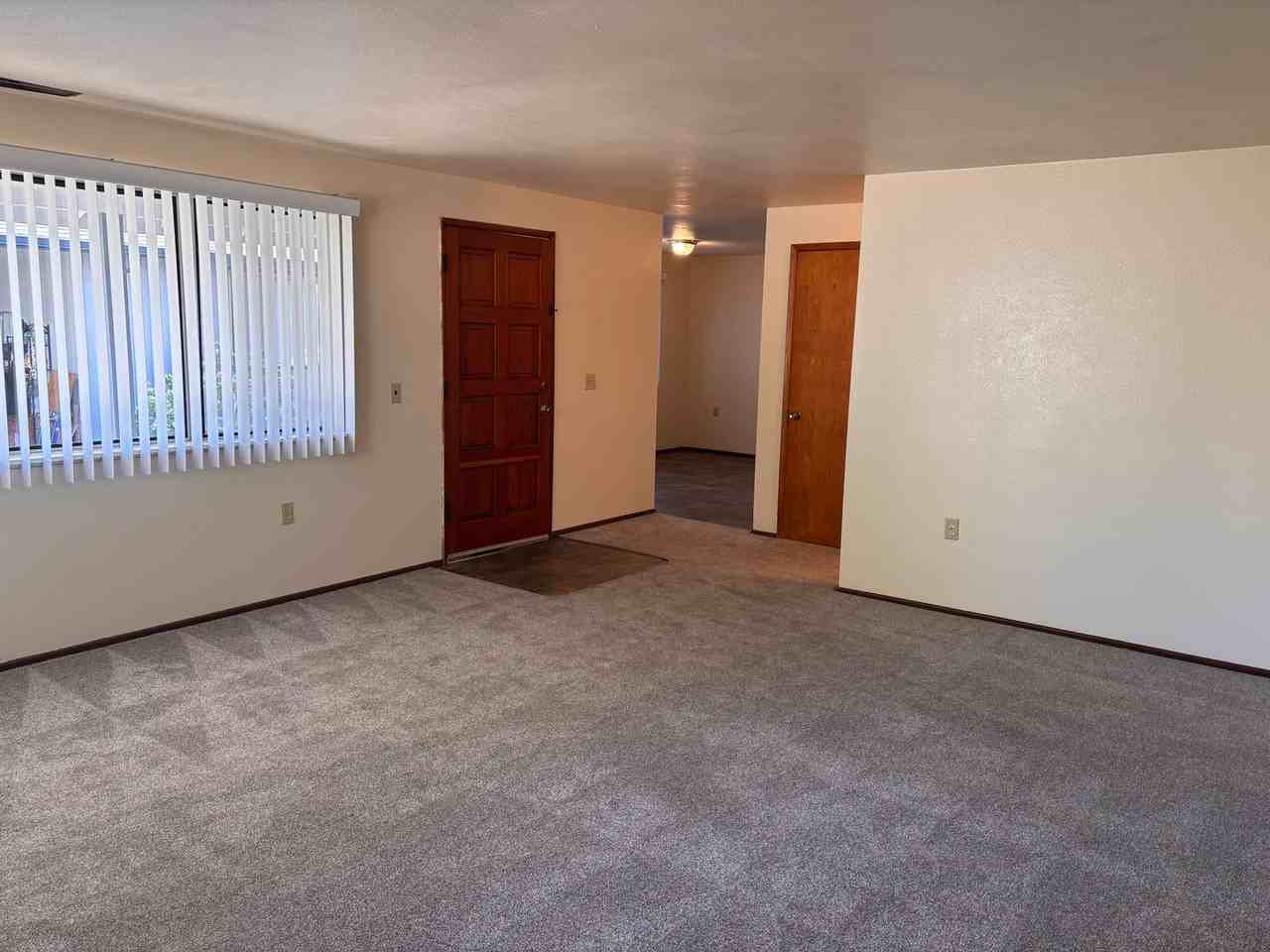 595 Nw Oak Ave - Photo 5 of 23