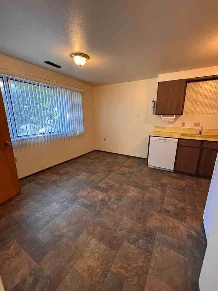 595 Nw Oak Ave - Photo 7 of 23