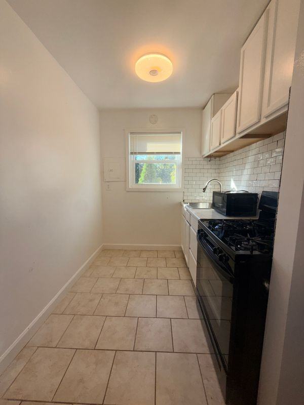 409 Montrose Ave - Photo 4 of 14