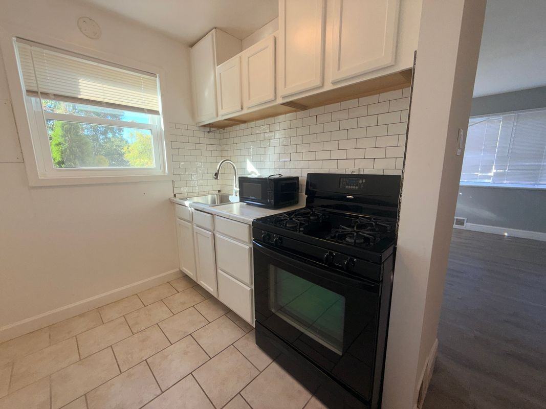 409 Montrose Ave - Photo 5 of 14