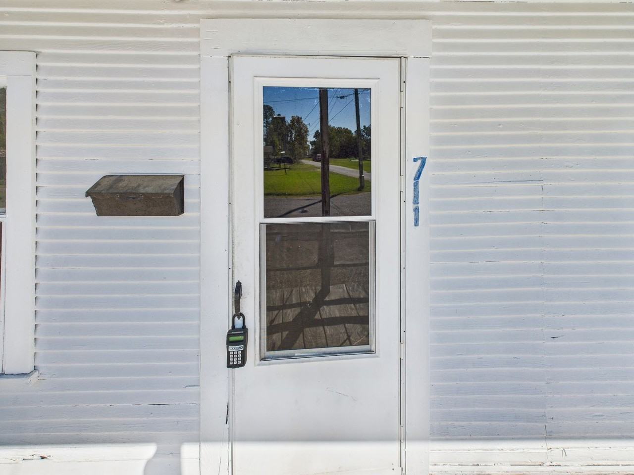 711 E Lessley St - Photo 2 of 16