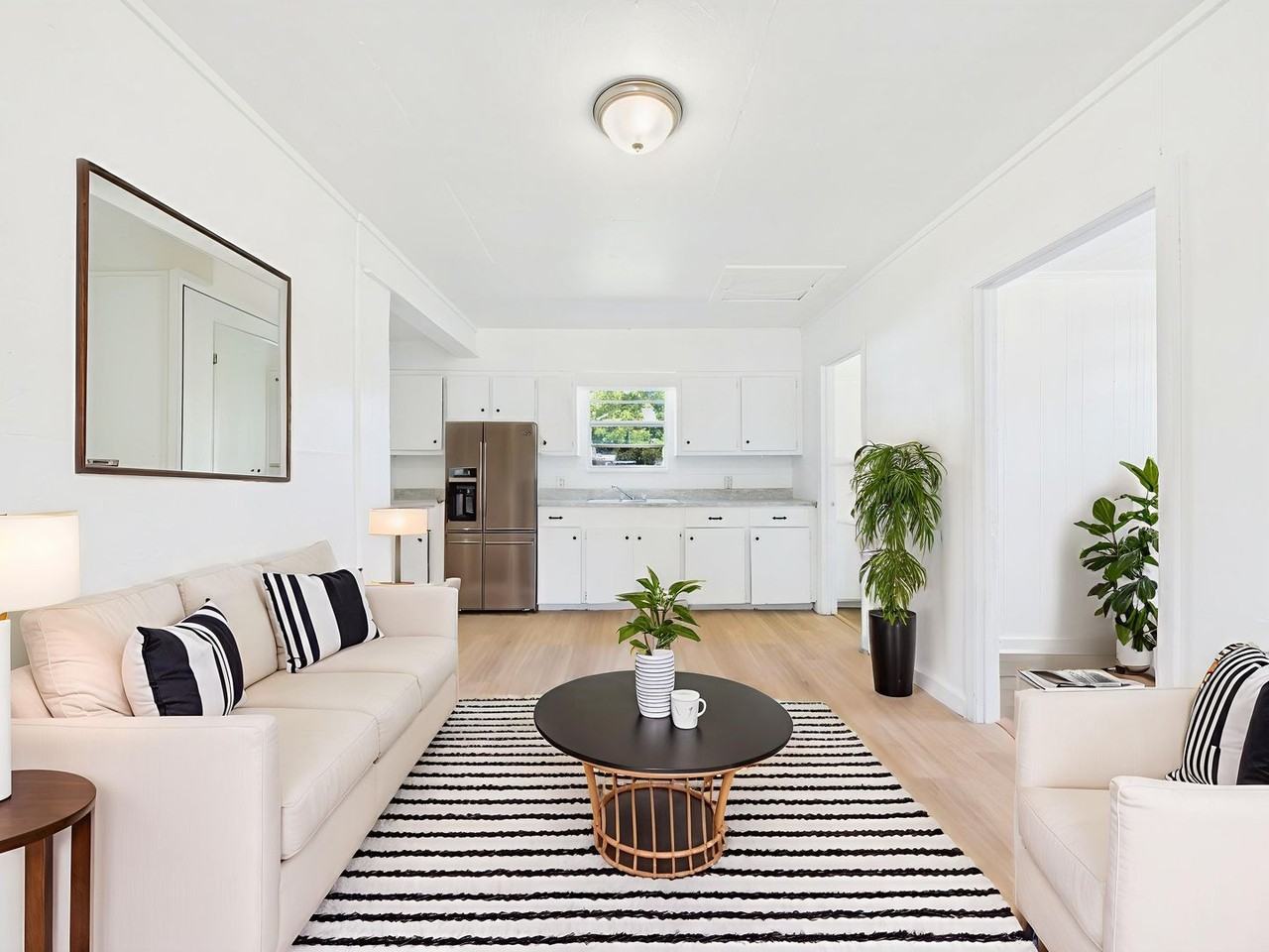 711 E Lessley St - Photo 3 of 16