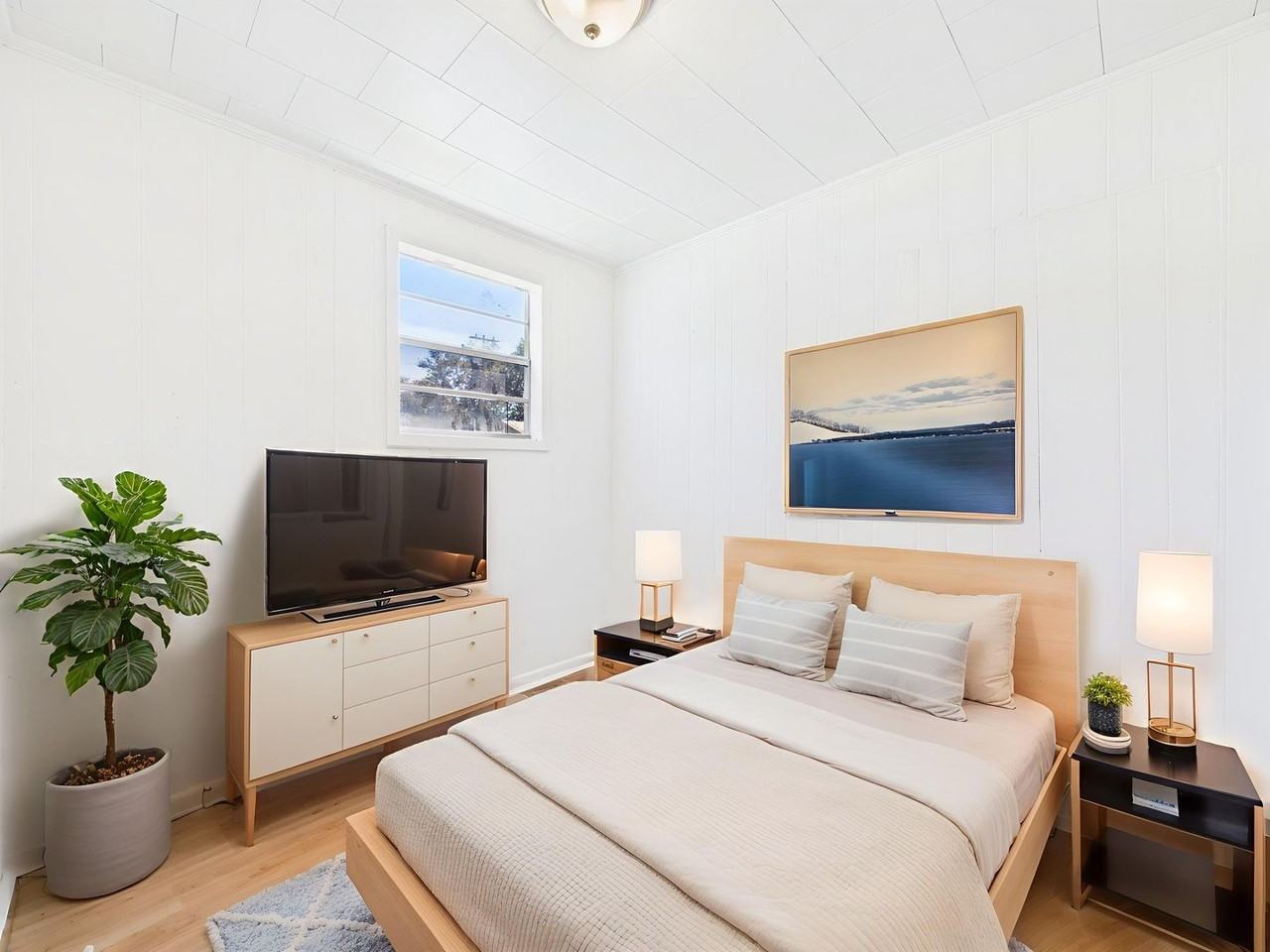 711 E Lessley St - Photo 4 of 16