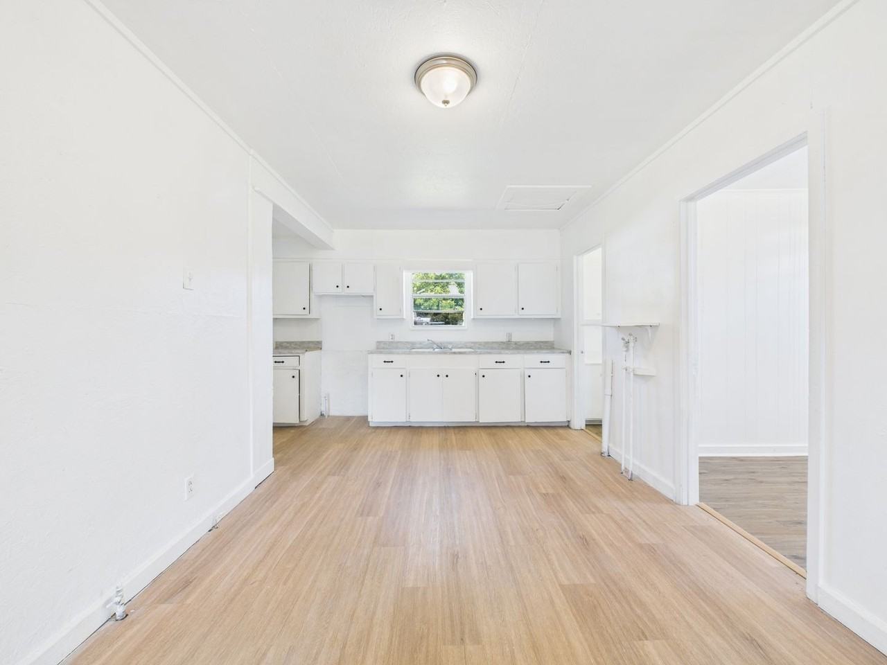 711 E Lessley St - Photo 6 of 16