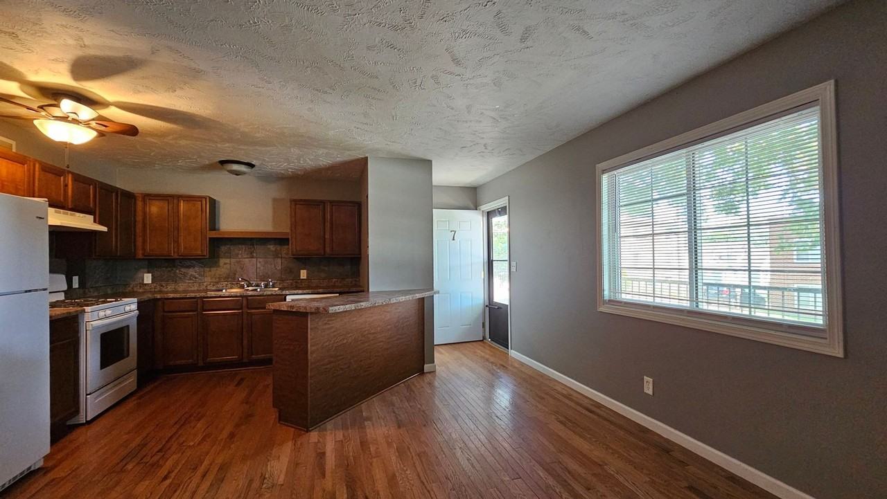 University Row Apartments - Photo 4 of 4