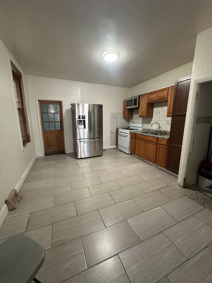 2047 E Cambria St - Photo 3 of 11