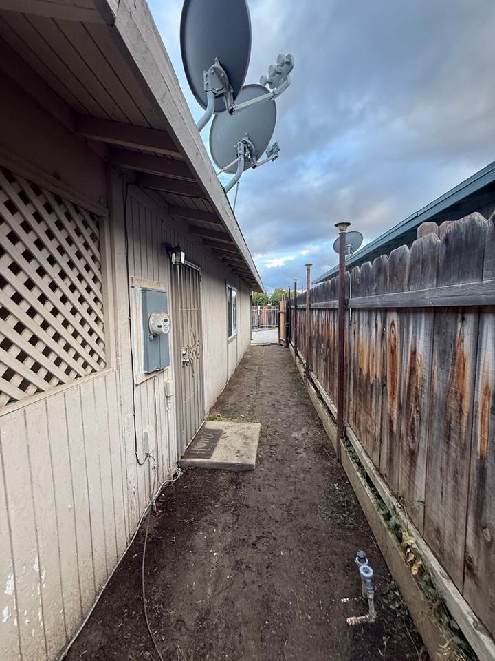 665 S Coalinga St - Photo 4 of 22