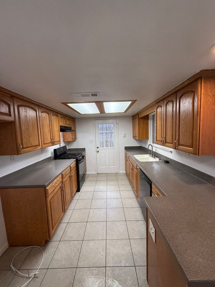 665 S Coalinga St - Photo 6 of 22