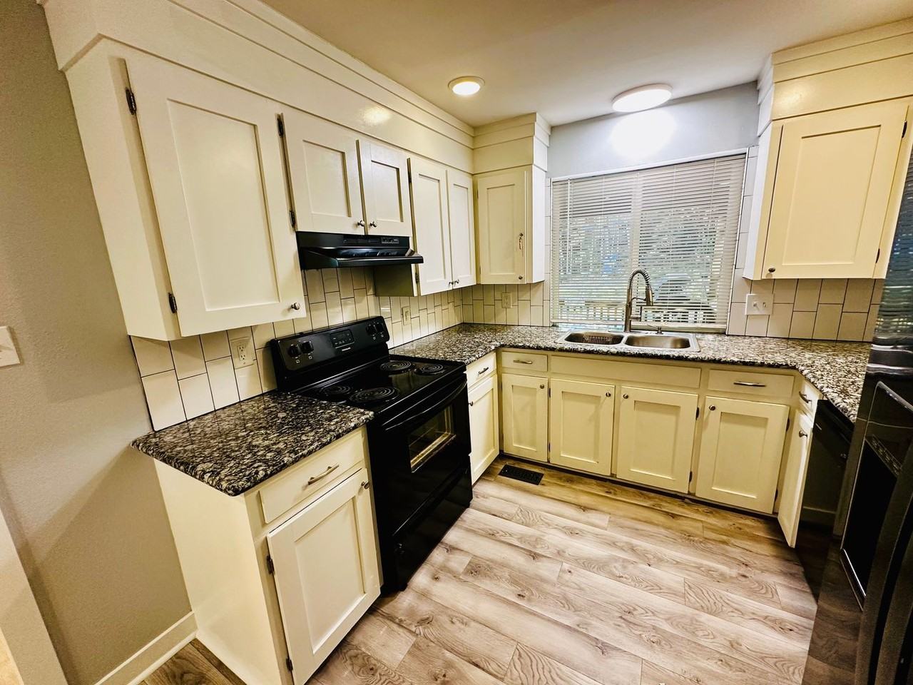 1209 E Twin Lakes Dr - Photo 4 of 12