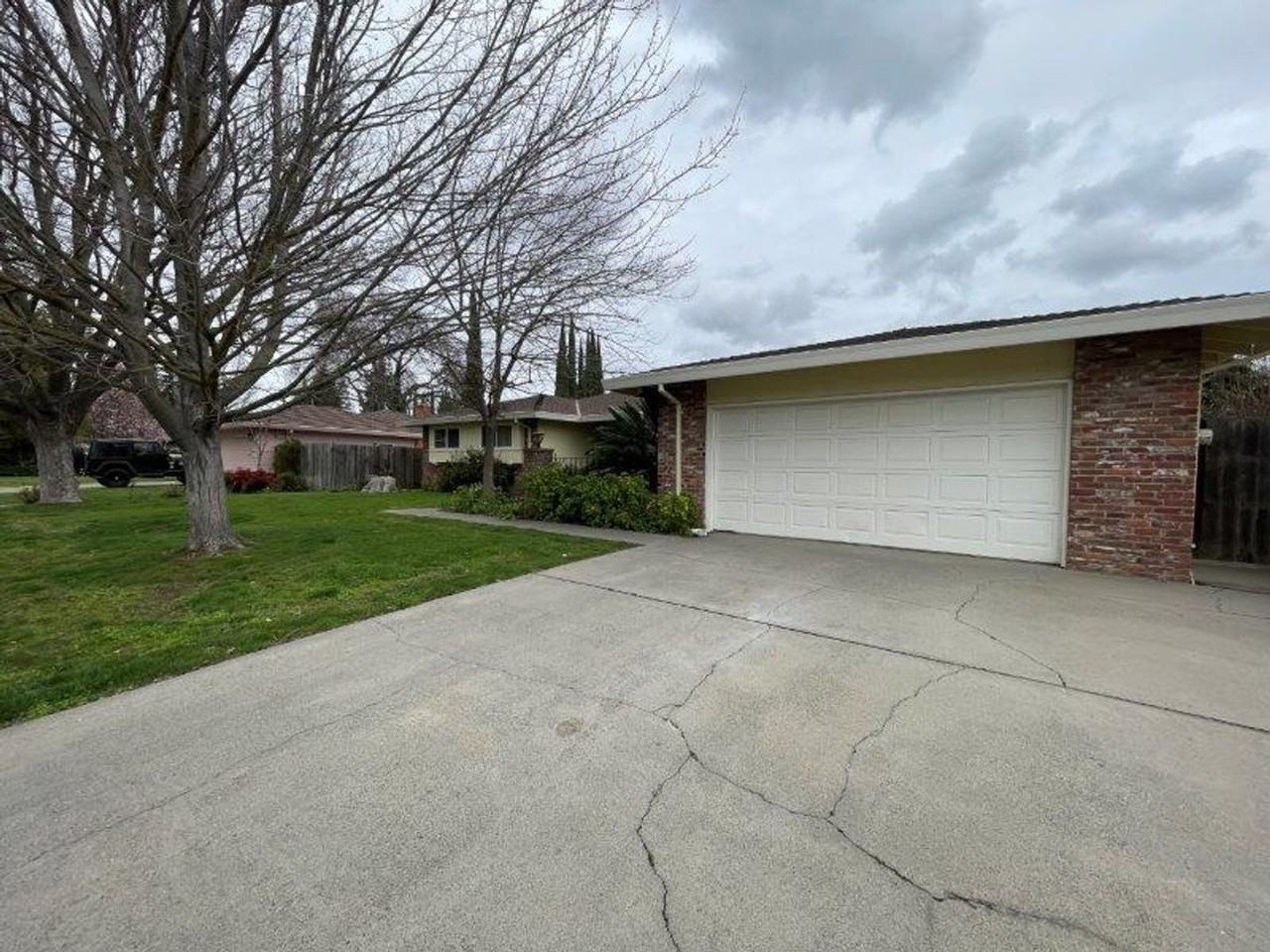 6253 Fennwood Ct - Photo 2 of 30