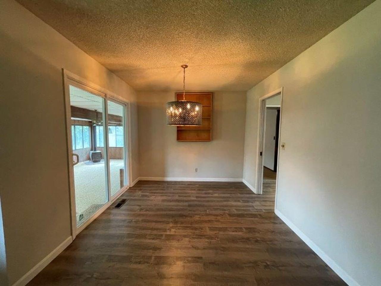 6253 Fennwood Ct - Photo 4 of 30