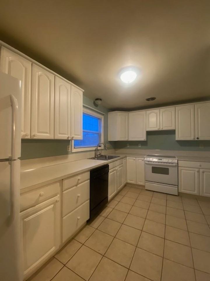 515 E Elmore St - Photo 3 of 50