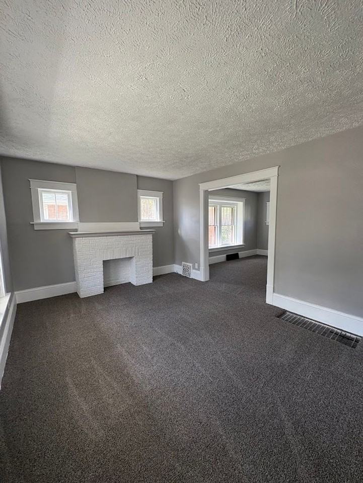 367 E Glenwood Ave - Photo 4 of 26