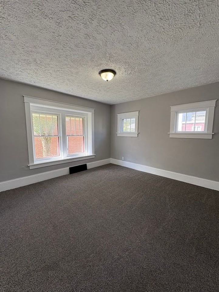 367 E Glenwood Ave - Photo 7 of 26