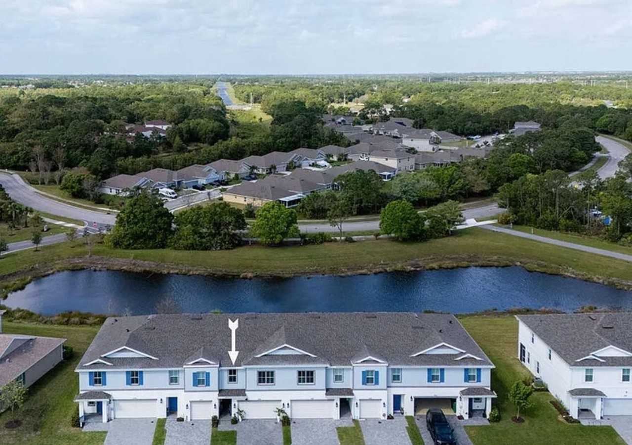 668 Northeast Waters Edge Lane - Photo 2 of 18