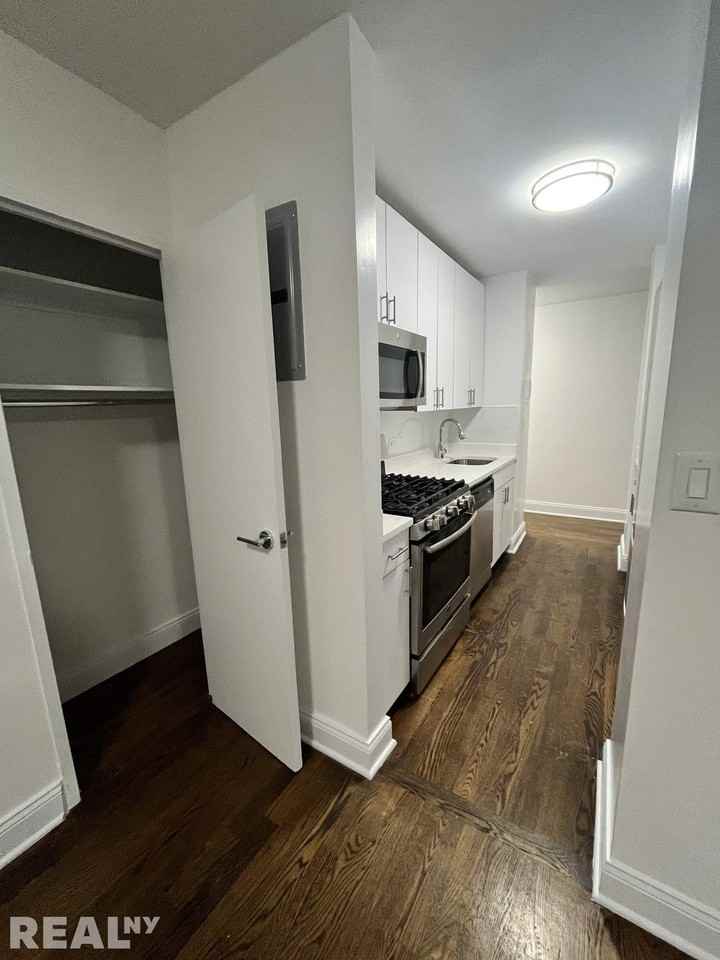 E 89th St #3L - Photo 3 of 8