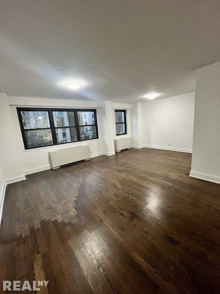 E 89th St #2L - Photo 2 of 8