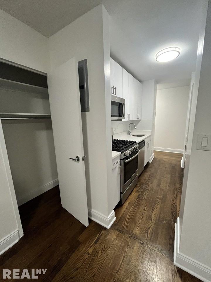 E 89th St #2L - Photo 3 of 8