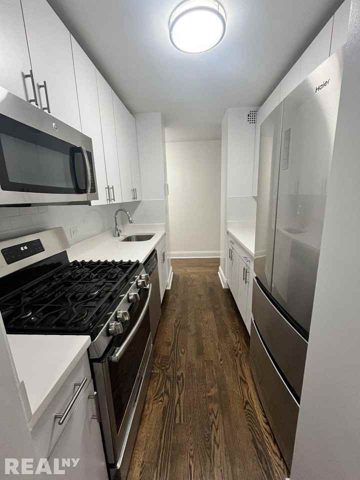 E 89th St #2L - Photo 4 of 8