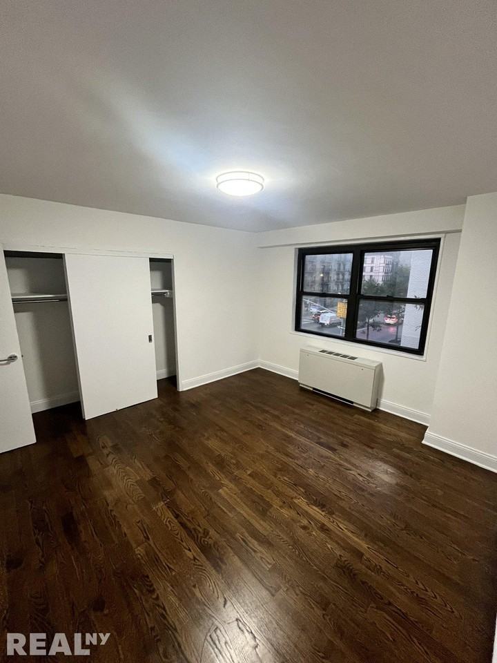 E 89th St #2L - Photo 6 of 8