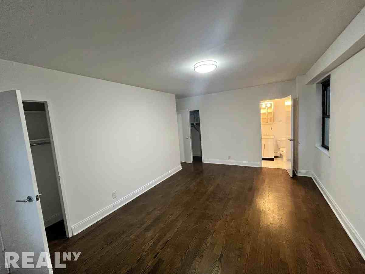 E 89th St #2L - Photo 7 of 8