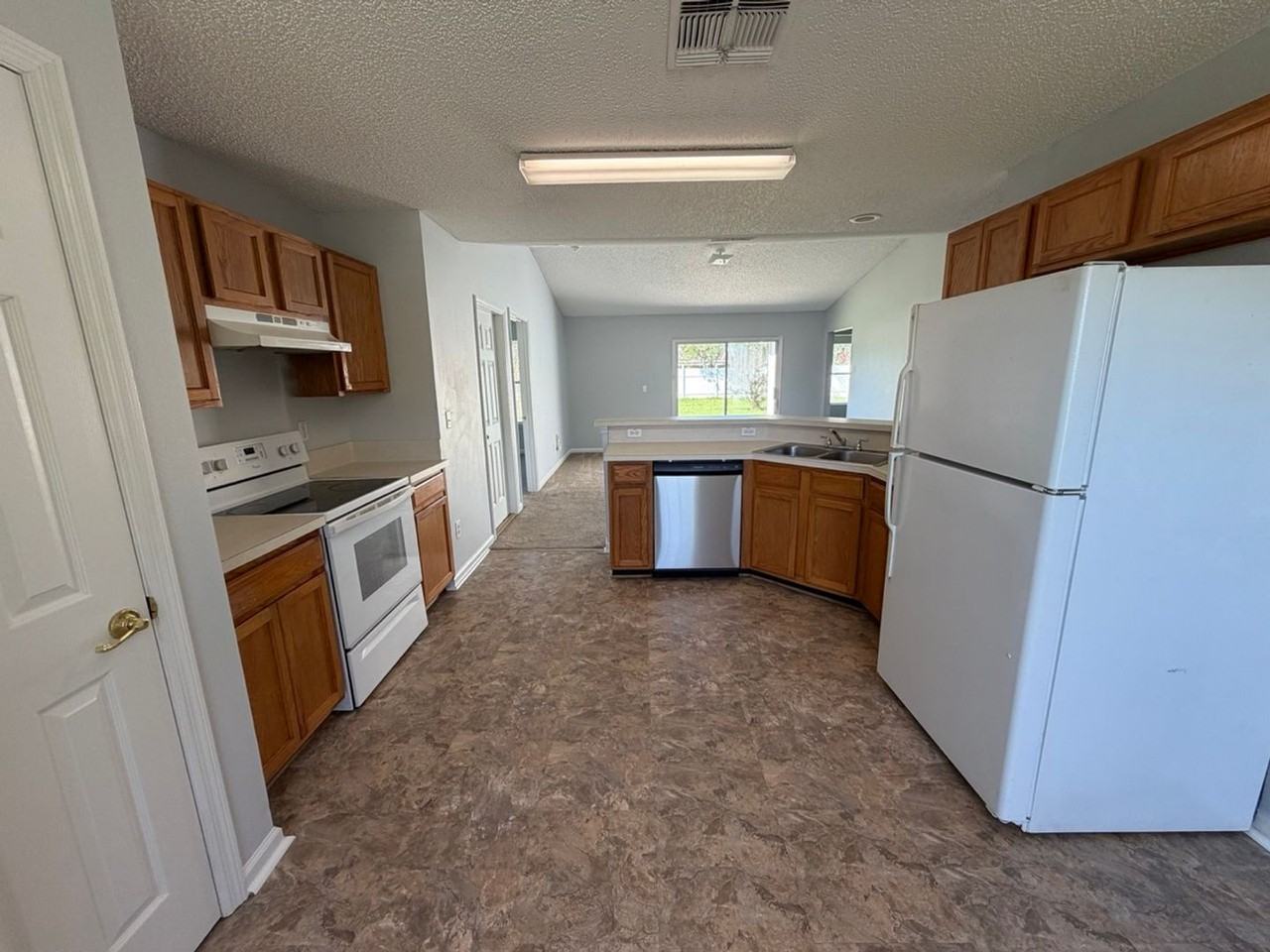 18 Roxbury Lane - Photo 3 of 17