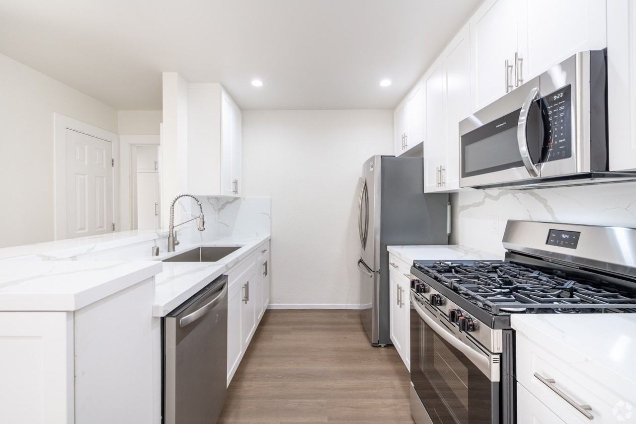 Enclave 693 - Photo 4 of 19