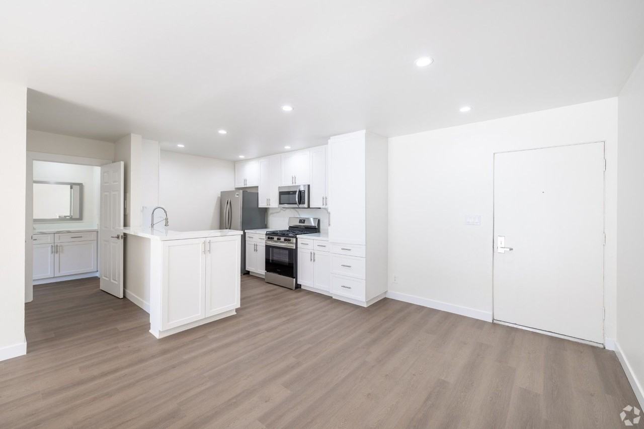 Enclave 693 - Photo 5 of 19