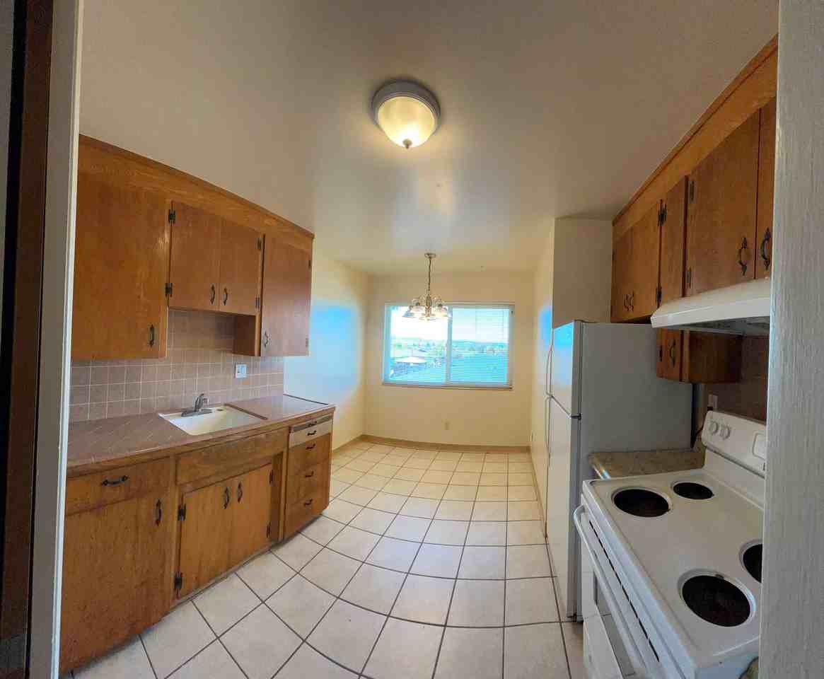 1570 Valley View Rd - Photo 4 of 7