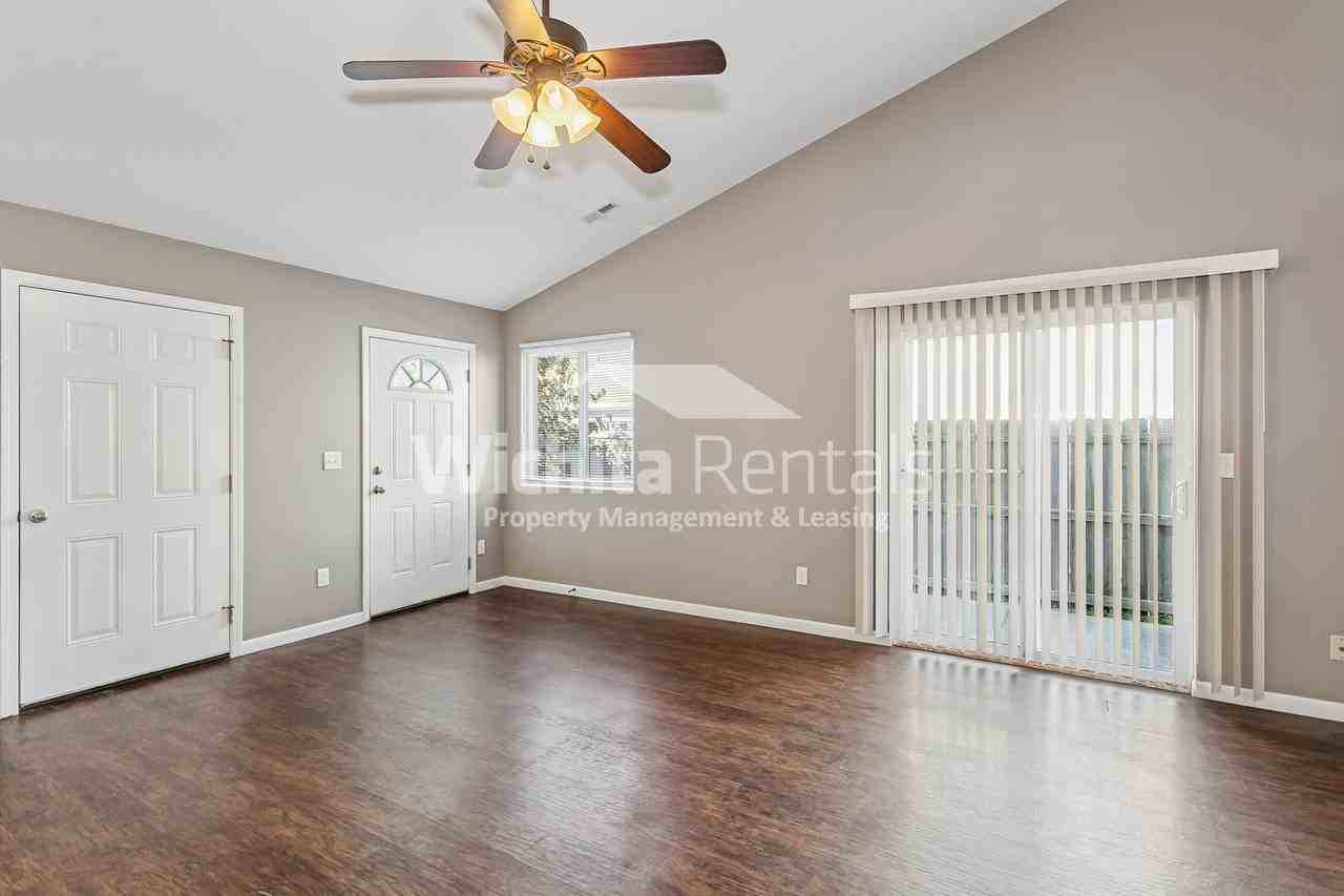 1346 N Curtis Ct - Photo 2 of 11