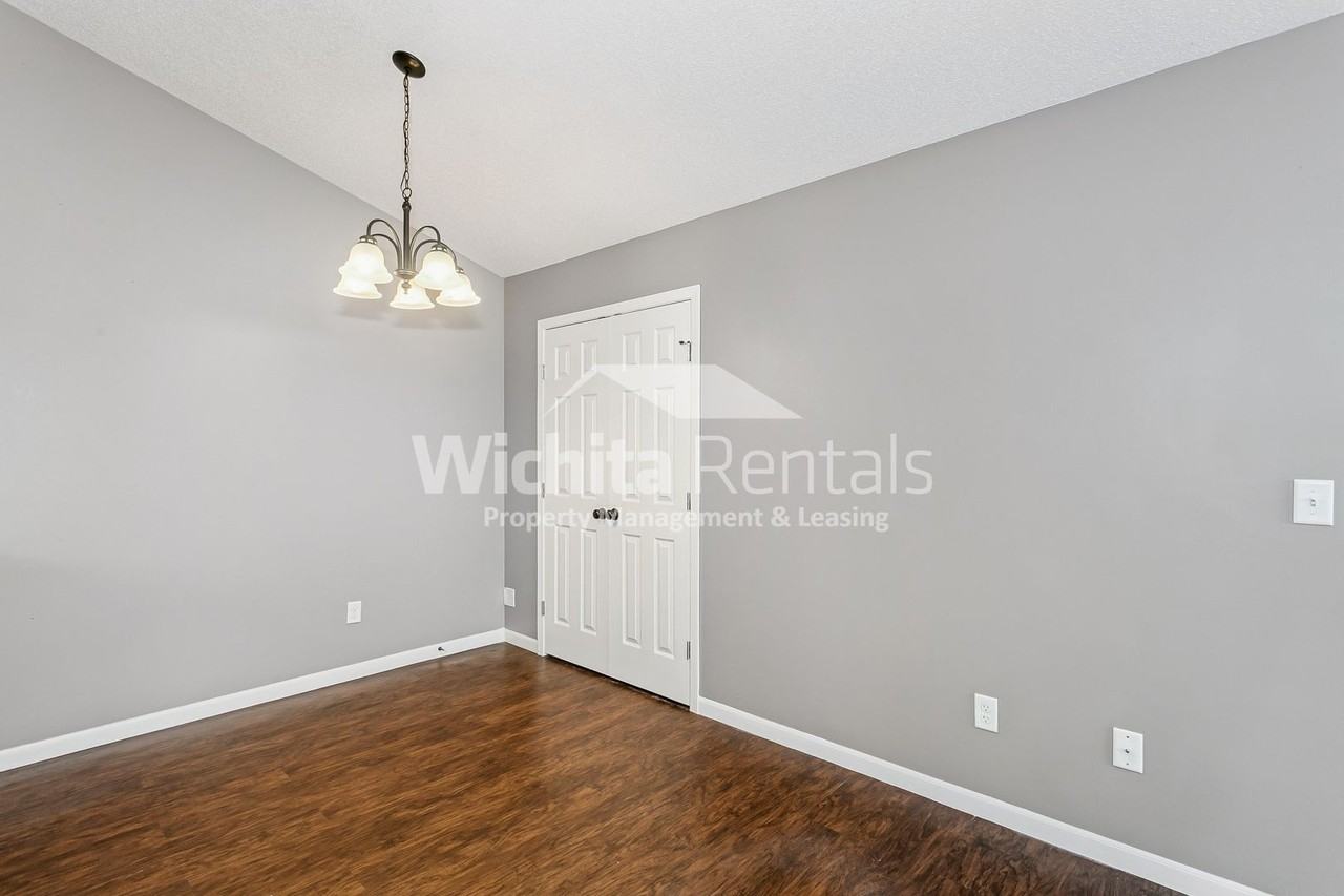 1346 N Curtis Ct - Photo 3 of 11