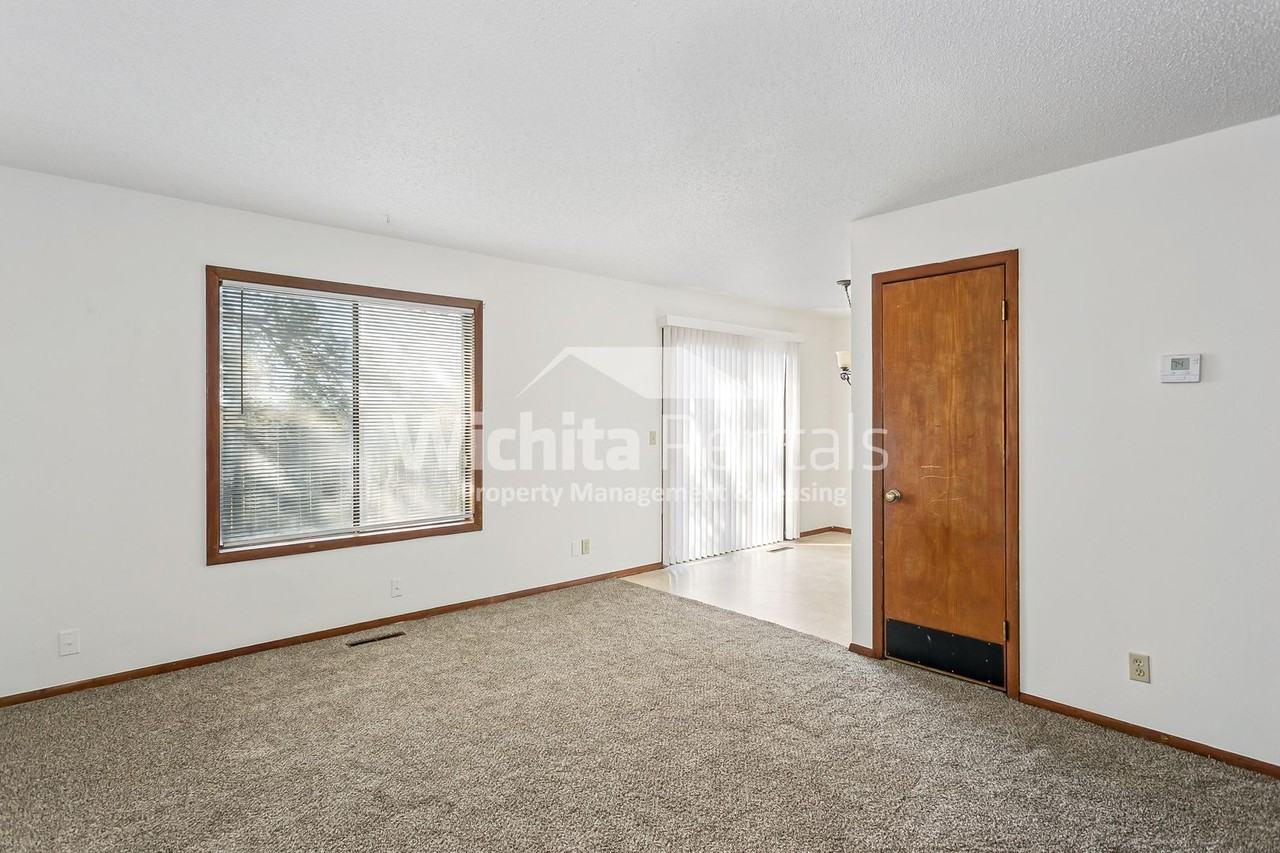 2305 S White Oak Dr - Photo 2 of 10