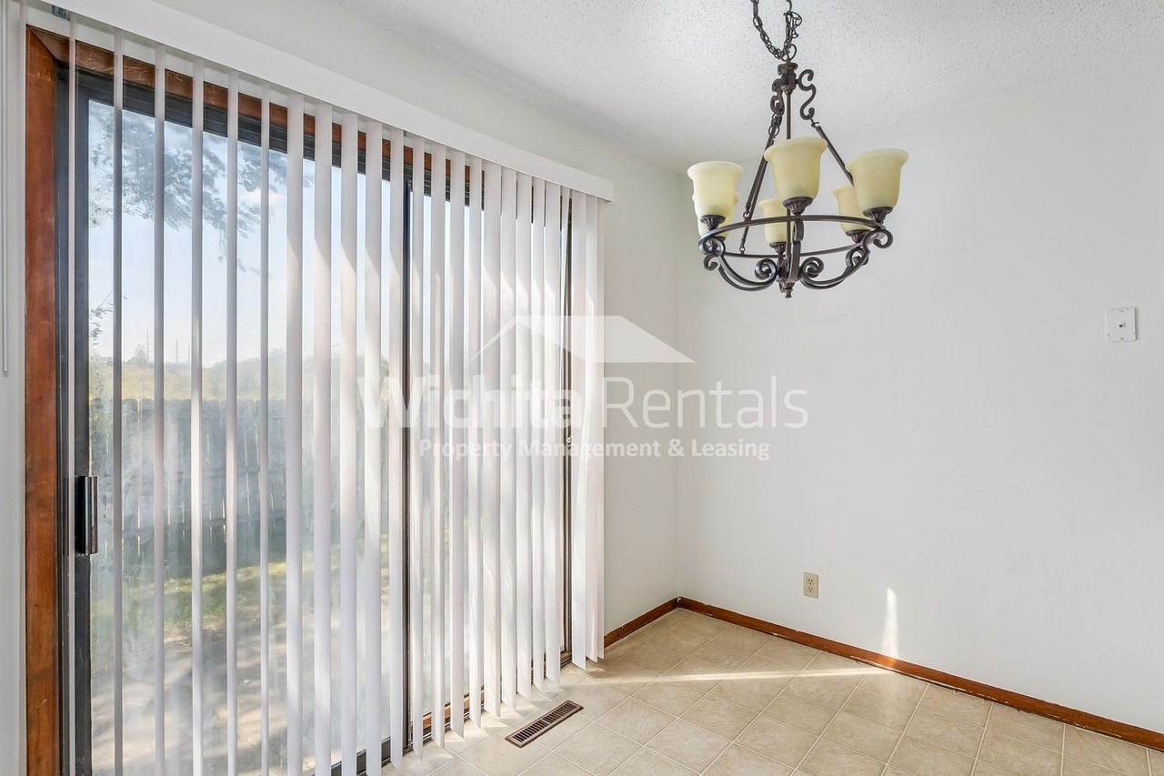 2305 S White Oak Dr - Photo 3 of 10