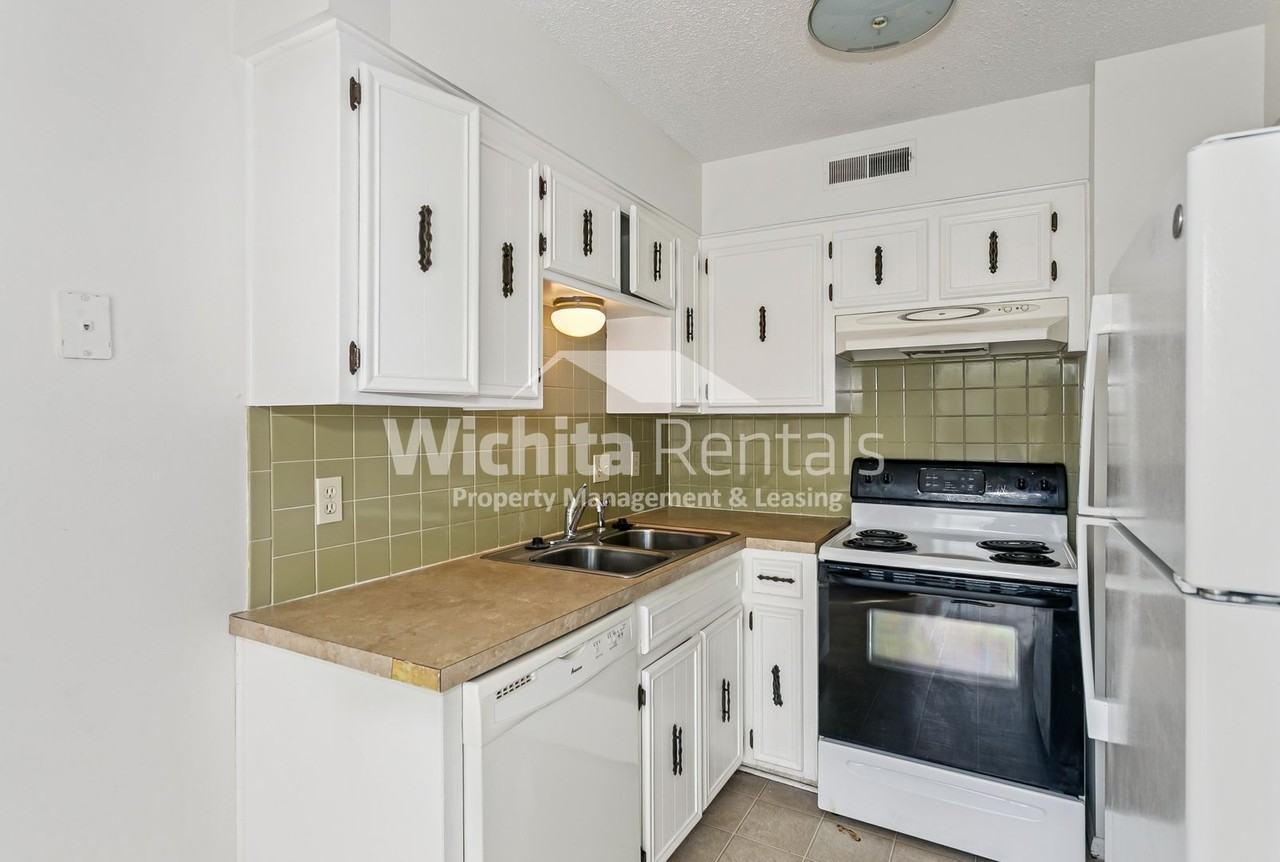 2305 S White Oak Dr - Photo 4 of 10