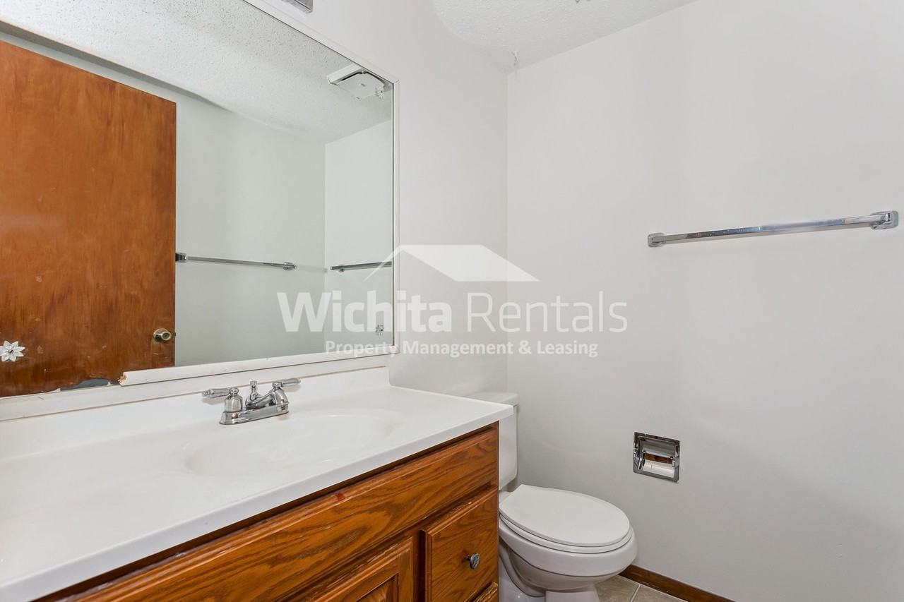 2305 S White Oak Dr - Photo 5 of 10