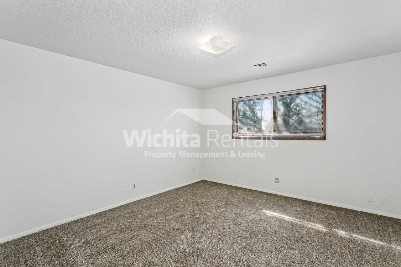 2305 S White Oak Dr - Photo 6 of 10