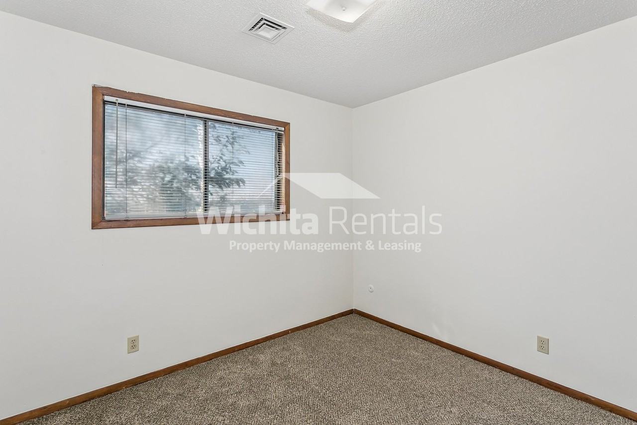 2305 S White Oak Dr - Photo 7 of 10