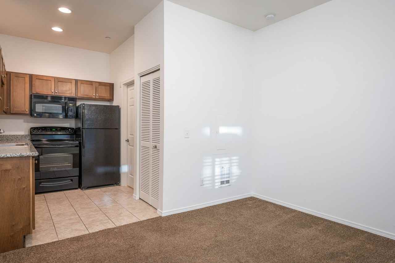 455 NE 24th Ave - Photo 4 of 9