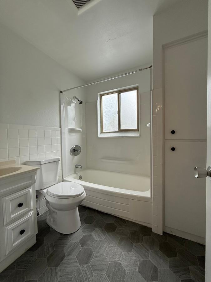 8849 35th Ave Sw - Photo 5 of 6